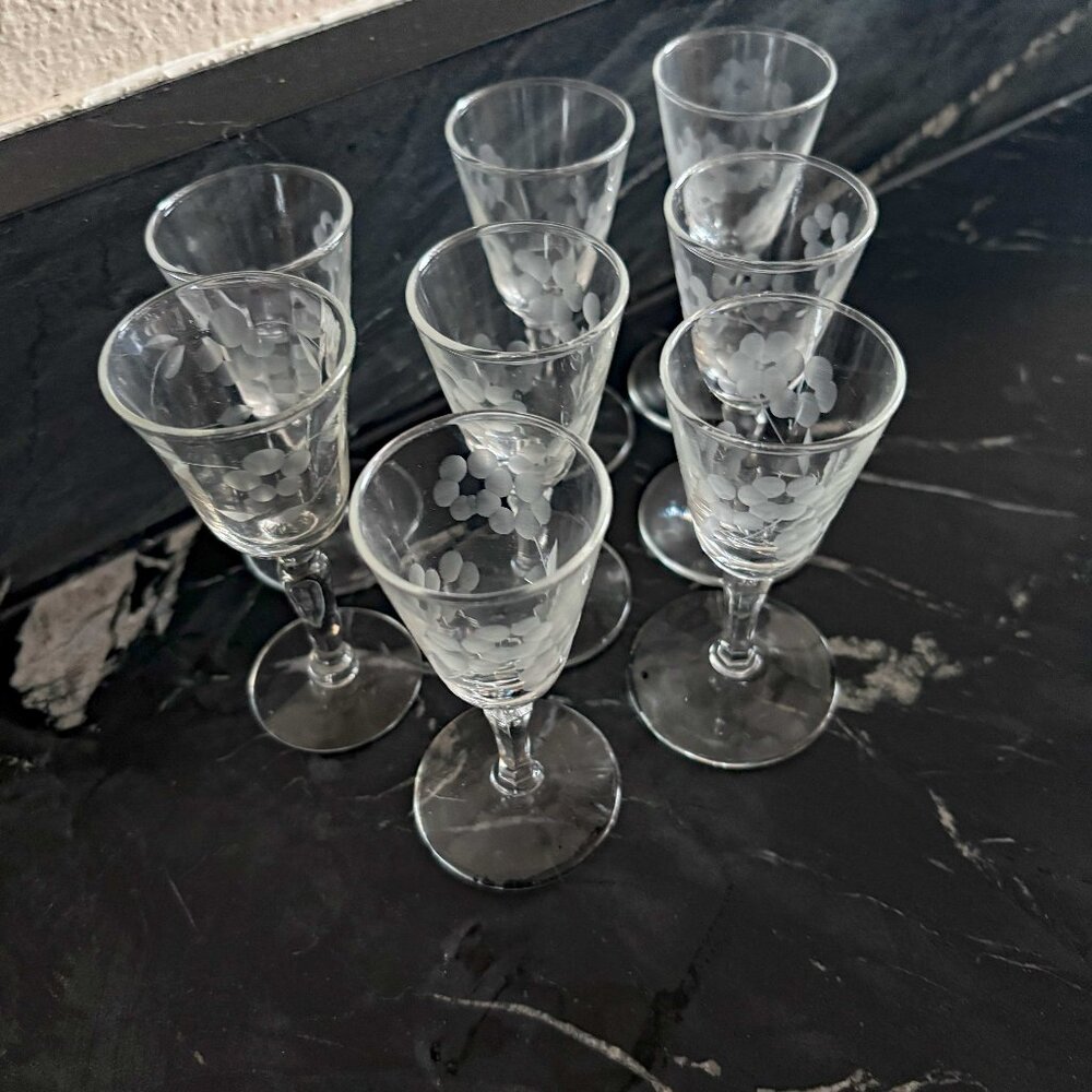 Set of 8 Etched Cordial or Liqueur Glasses - Picture 2 of 3